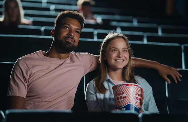 Couple regardant un film au cinéma.